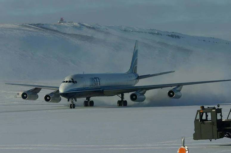 ملف:Dc-8 landing thule.jpg