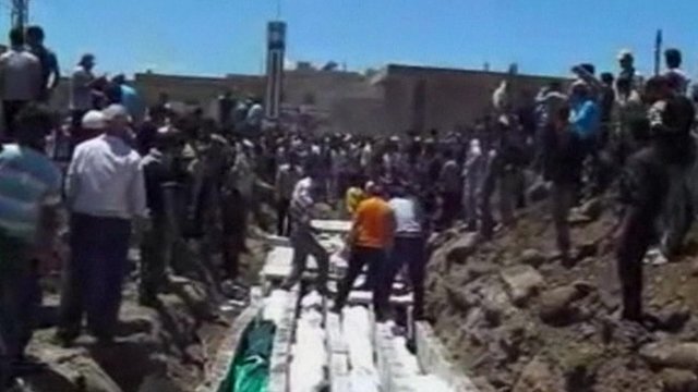 ملف:Houla Massacre Victims Burial.jpg