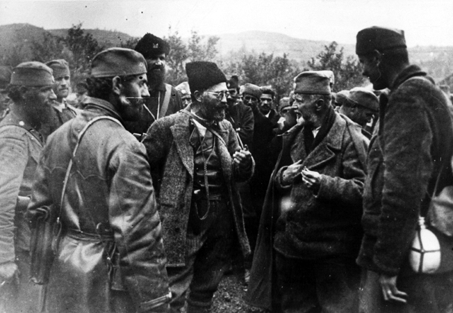 ملف:Draza confers with his men.jpg