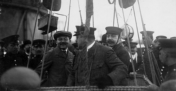 ملف:Ernst Jäckh am 14.März 1909 beim Aufstieg des Ballons (rechts).jpg