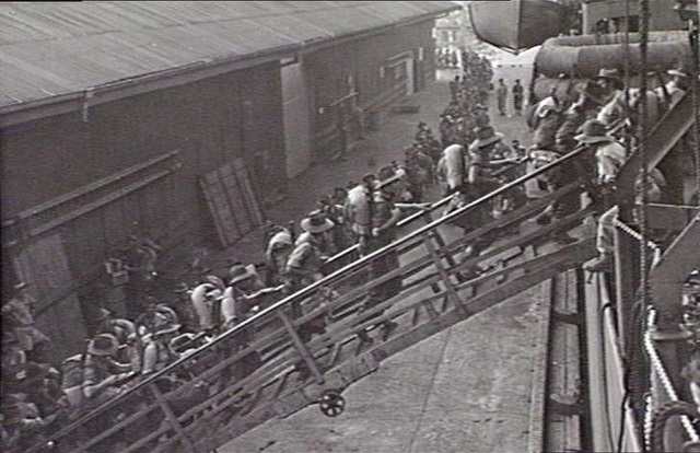 ملف:2-28th Australian Inf Bn troops embarking 1943 (AWM photo 055339).jpg