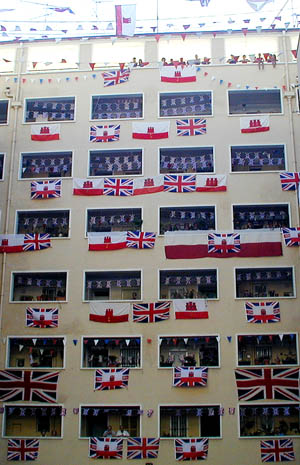 ملف:Gibraltar Tercentenary flag display.jpg