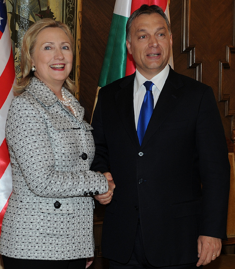 ملف:HillaryClintonHungary3.png