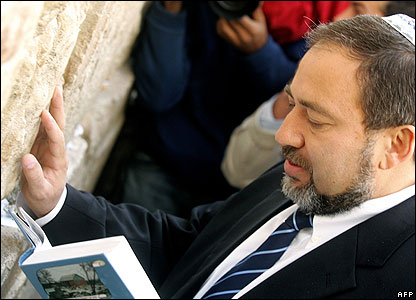 ملف:Avigdor-lieberman-wall.jpg