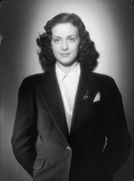 ملف:Gisèle Pascal en 1945 par le Studio Harcourt.jpg