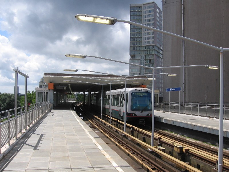 ملف:Metrostation Maashaven.jpg