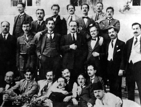 ملف:Fatat Members outside of Damascus.jpg