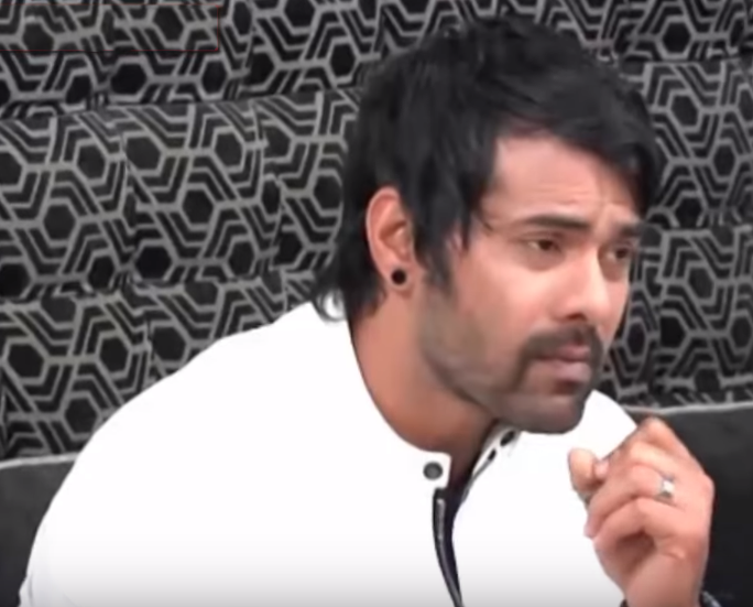 ملف:Shabbir from the sets of kumkum bhagya.png