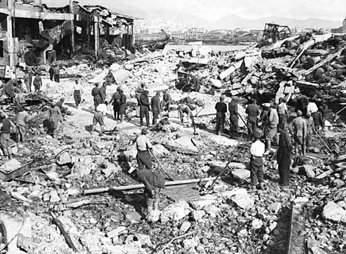 ملف:German bombing of Piraeus.jpg