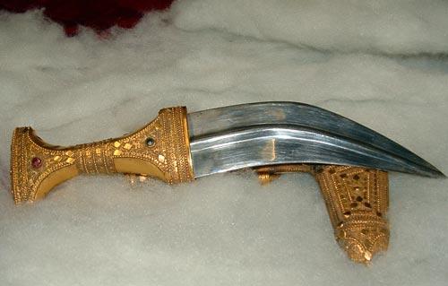 ملف:خنجر أهداه الملك عبد العزيز إلى حيدر باشا.jpg