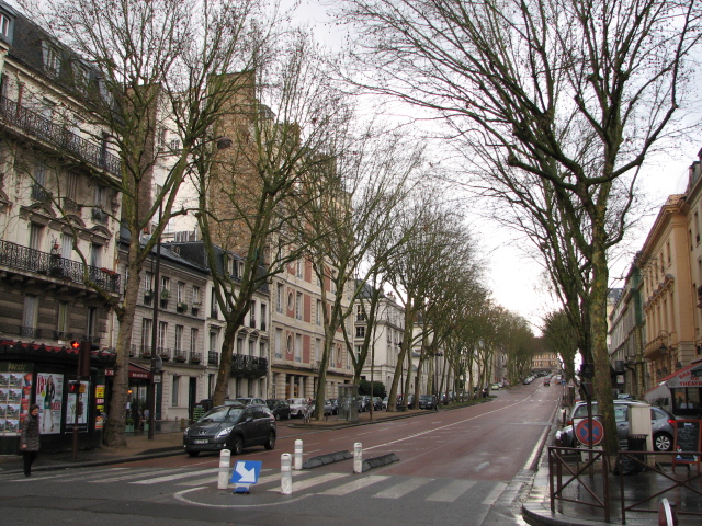 ملف:Rue des Réservoirs vue vers le château.jpg