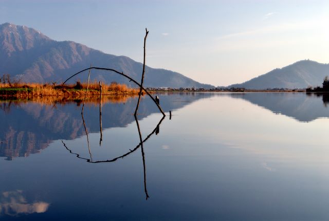 ملف:Nageen Lake.jpg