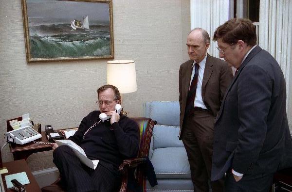 ملف:George H. W. Bush on telephone.jpg
