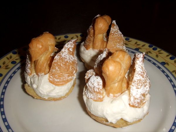 ملف:Choux pastry swans.jpg