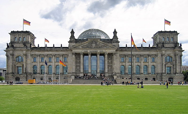 ملف:800px-Reichstag mit Wiese2.jpg