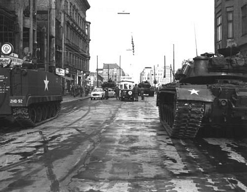 ملف:Checkpoint Charlie 1961-10-27.jpg
