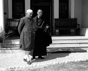 ملف:Nehru and Gyatso 1959.jpg