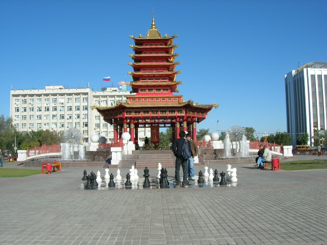 ملف:Chess Set in Elista.jpg