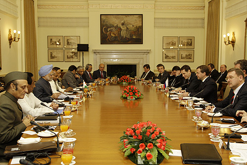 ملف:Dmitry Medvedev in India 4-5 December 2008-14.jpg