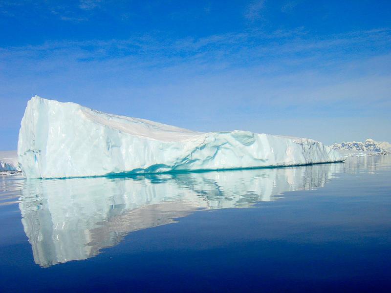 ملف:Antarctic iceberg, 2001 -2.jpg