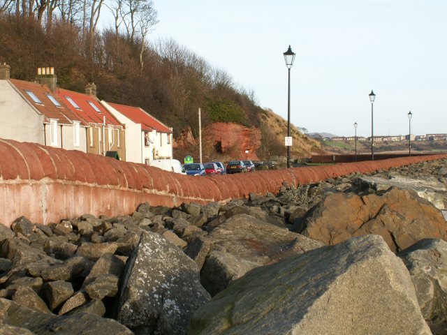ملف:Coastal defences, East Wemyss.jpg