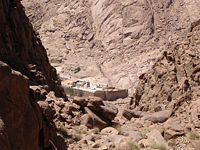 الدير كما يبدو للناظر من المدق الصاعد لقمة جبل كاترين.