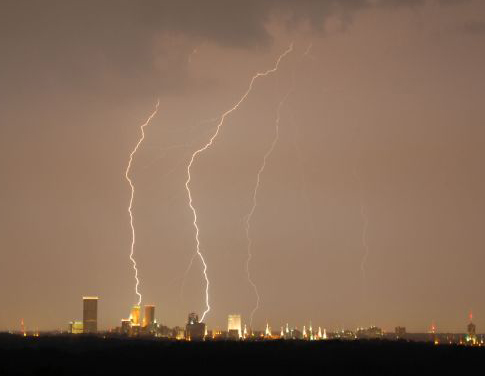 ملف:Lightning over Tulsa cropped.jpg