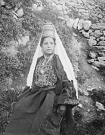 ملف:Bethlehem woman edited.jpg