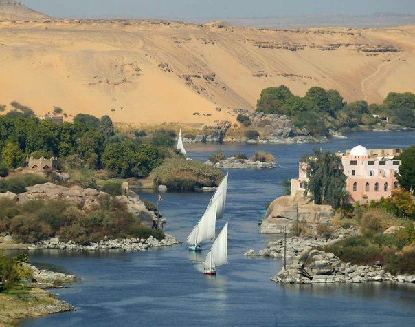ملف:Nile Feluccas in Aswan.jpg