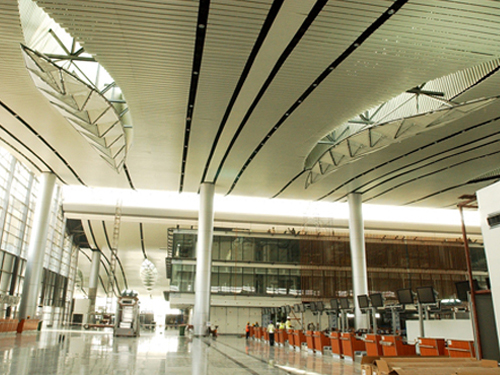 ملف:HIA checkin counters.jpg