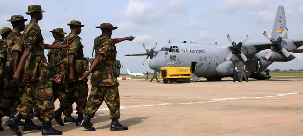 ملف:Nigerian troops with US C130.jpg