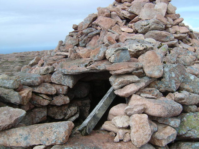 ملف:Ronashillcairn.jpg