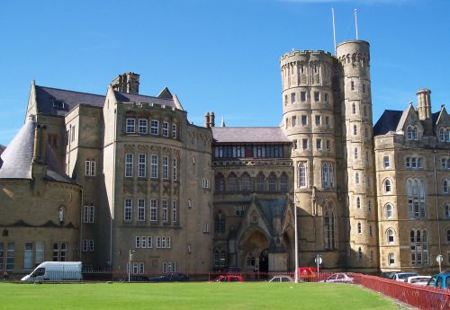 ملف:Aberystwyth University, East Entrance.jpg