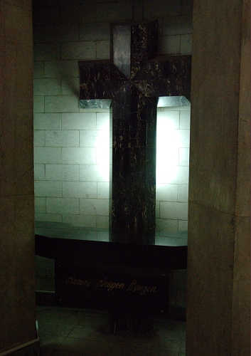 ملف:Aurora quezon tomb.jpg