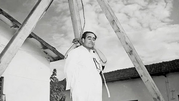 ملف:Hanging Adnan Menderes.jpg