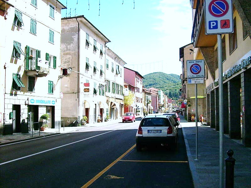 ملف:Busalla - via Vittorio Veneto.jpg