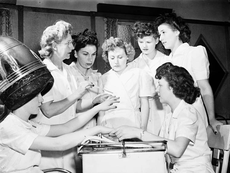ملف:Ex-servicewomen learning manicure techniques.jpg