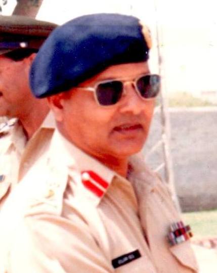 ملف:Gen Mirza Aslam Beg visiting Pakistan Army Unit (cropped).jpg