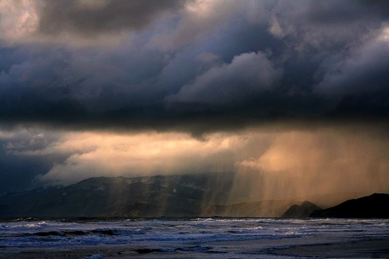 ملف:Rain ot ocean beach.jpg