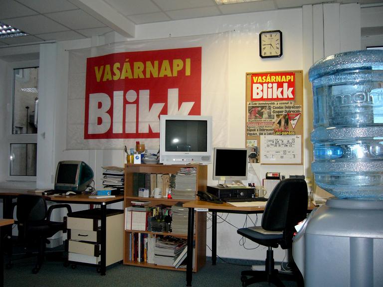 ملف:Vasárnapi Blikk részlege (2007).jpg