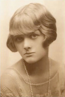 ملف:Young Daphne du Maurier.jpg