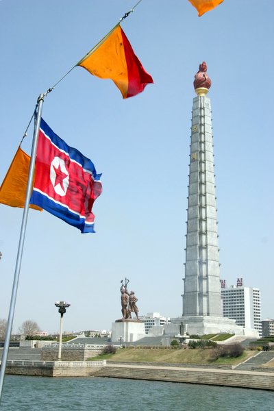 ملف:Dprk pyongyang chuche monument 05.jpg