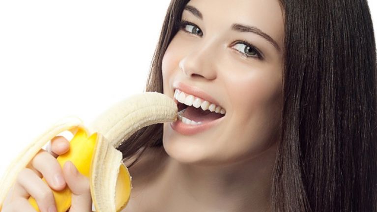 ملف:Woman-eating-banana.jpg
