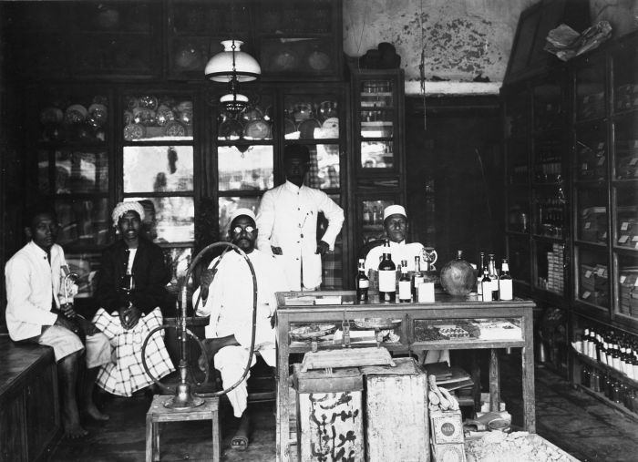 ملف:COLLECTIE TROPENMUSEUM Een Arabische winkel op Java TMnr 60027054.jpg