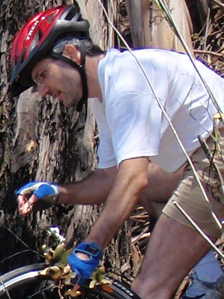 ملف:Matthew Dillon (DragonFly BSD leader) on bicycle with bicycle helmet--2008-08.jpeg
