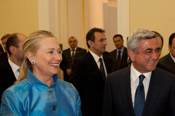 ملف:Secretary Clinton and Serzh Sargsyan.jpg
