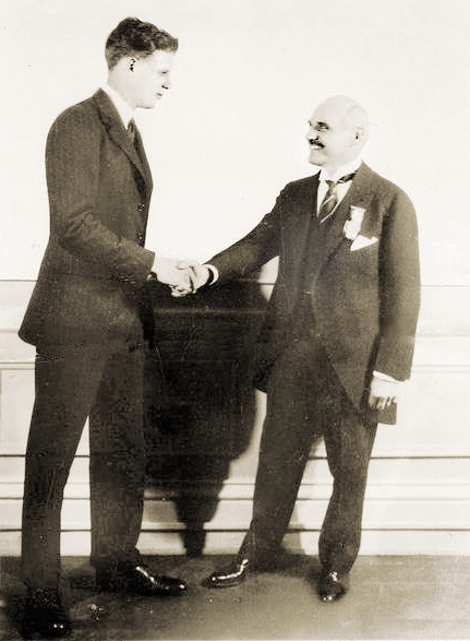 ملف:CharlesLindbergh-RaymondOrteig.jpg