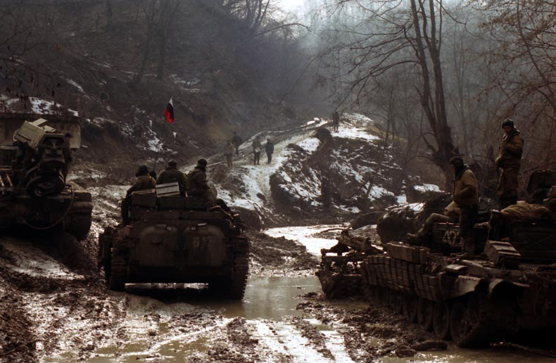 ملف:First chechen war russian tanks.jpg