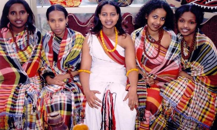 ملف:Somali nomad girls.jpg