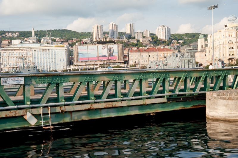 ملف:Zeljeznicki most Luka Rijeka 170909.jpg